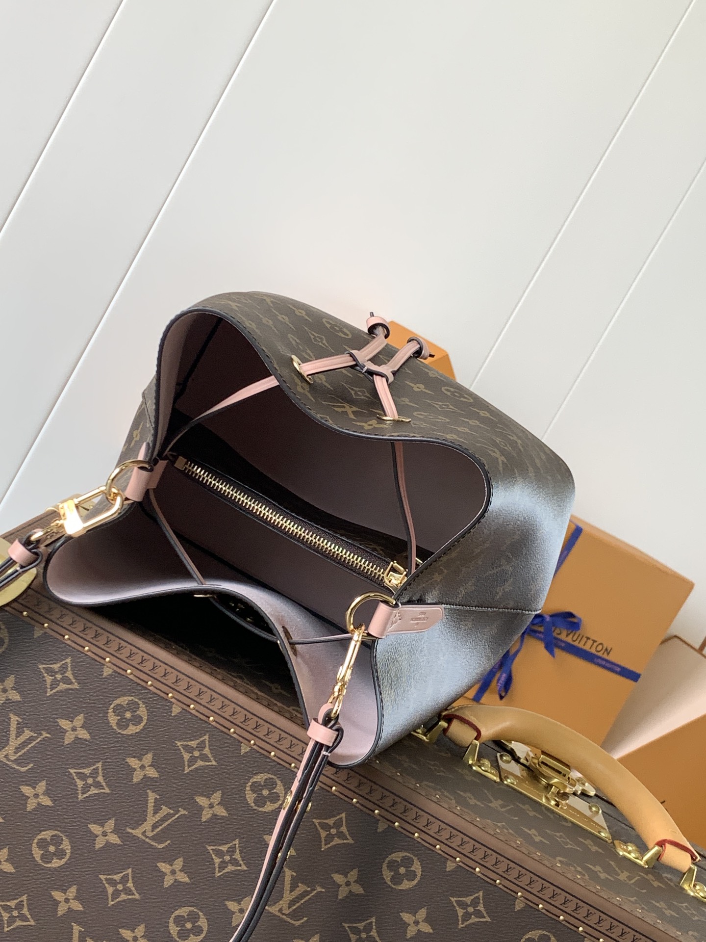  Variable code chip  LV M44022 Pink NeoNoe Bucket Pack Monogram Coated canvas cowhide trim Removable, adjustable shoulder strap 