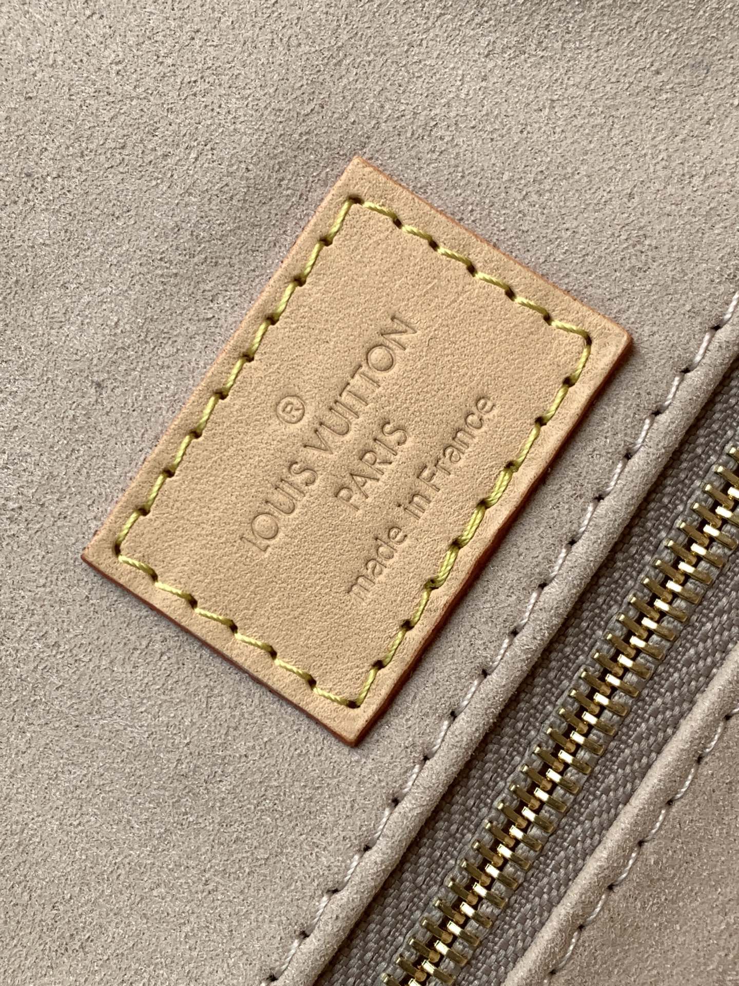  Variable code chip  LV M12415 rey OnTheGo MM Monogram Canvas Cowhide decoration Spacious enough to store a 13-inch laptop