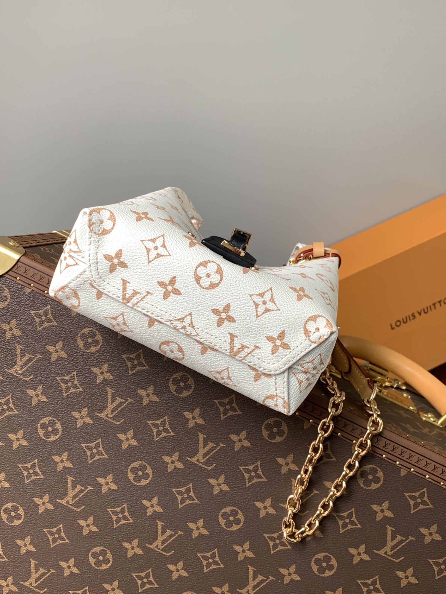 Variable code chip  LV M24408White FlowerAtlantis BB handbag Monogram Reverse canvas with removable and adjustable shoulder str