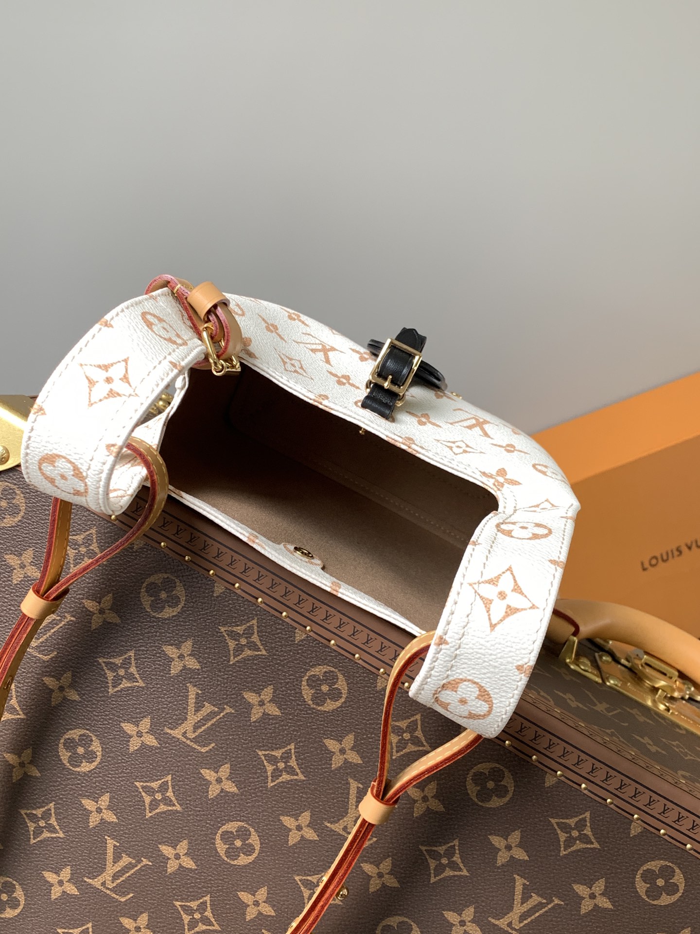  Variable code chip  LV M24408White FlowerAtlantis BB handbag Monogram Reverse canvas with removable and adjustable shoulder str