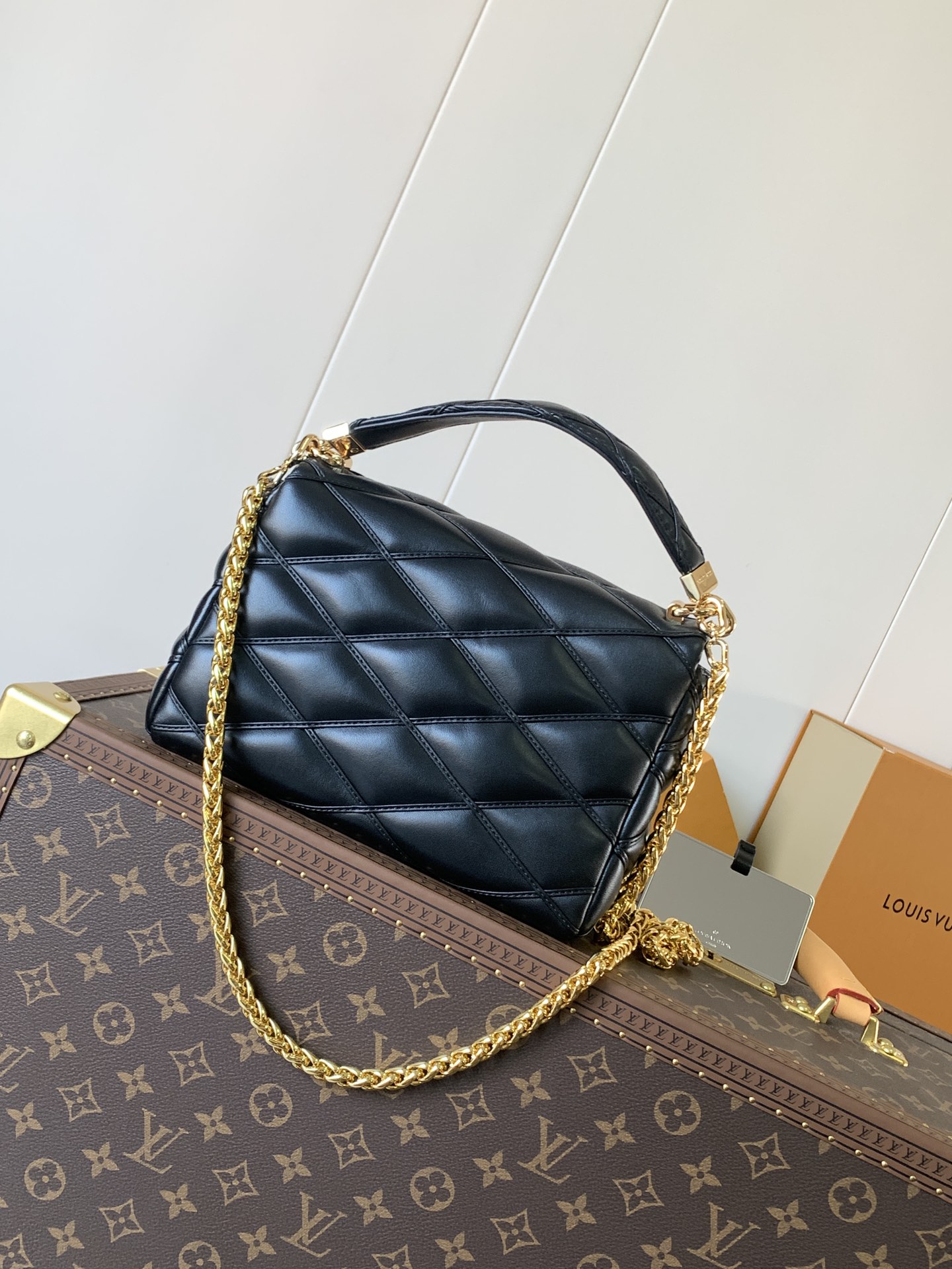 Variable Code Chip LV  M22891 Black GO-14 medium handbag sheep leather. Twist the lock. Hand/shoulder/back/crossbody