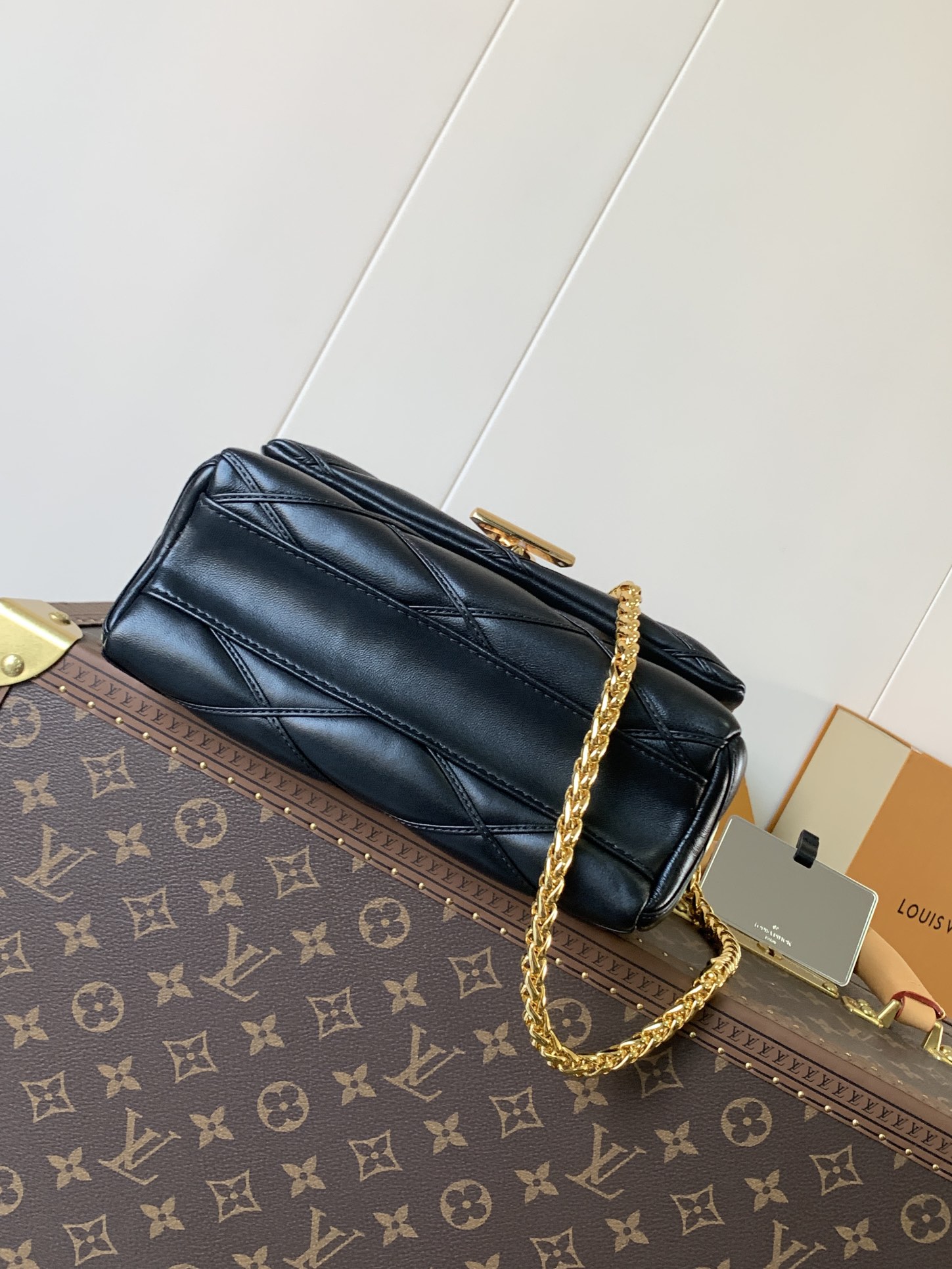 Variable Code Chip LV  M22891 Black GO-14 medium handbag sheep leather. Twist the lock. Hand/shoulder/back/crossbody