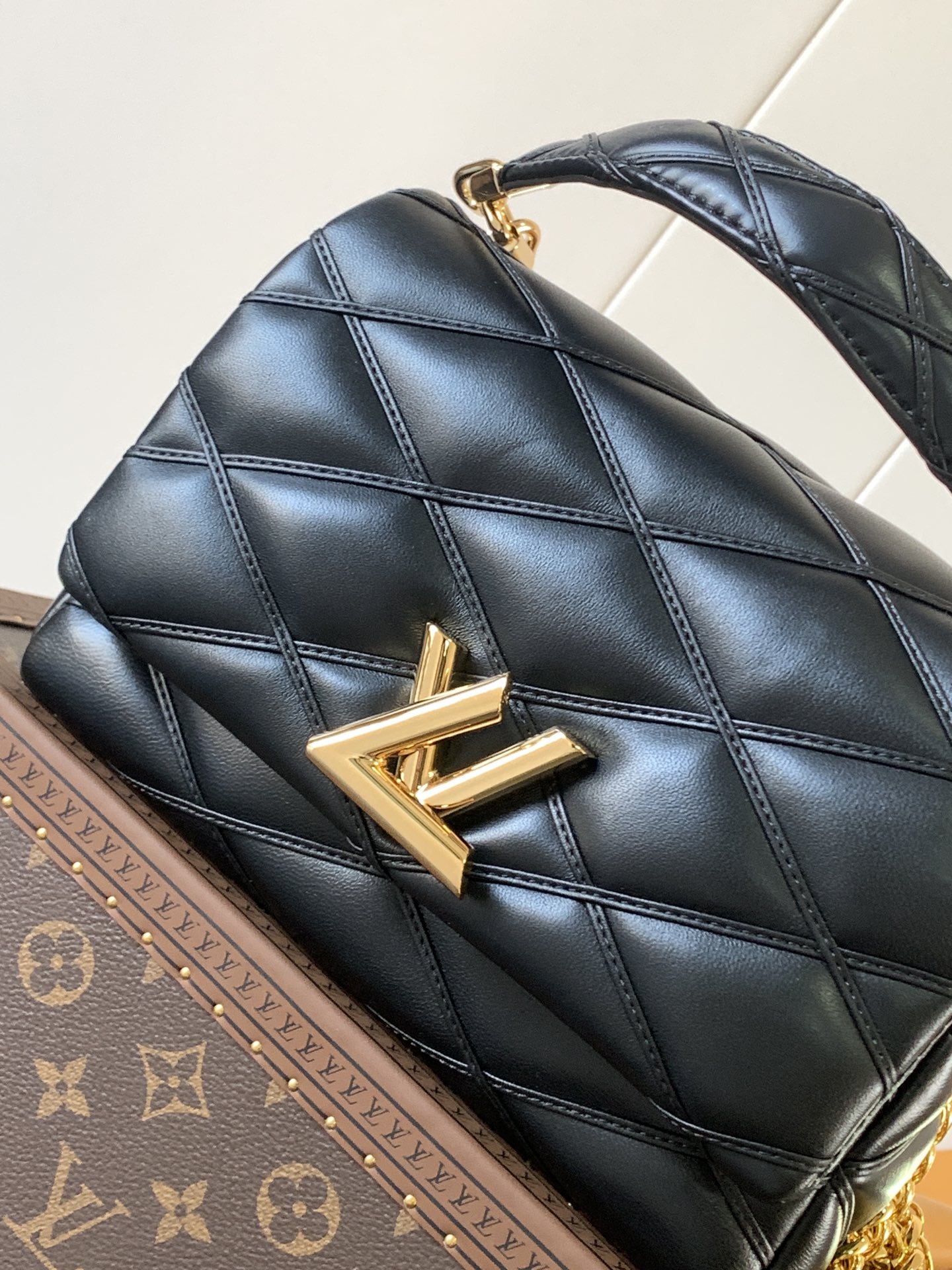 Variable Code Chip LV  M22891 Black GO-14 medium handbag sheep leather. Twist the lock. Hand/shoulder/back/crossbody