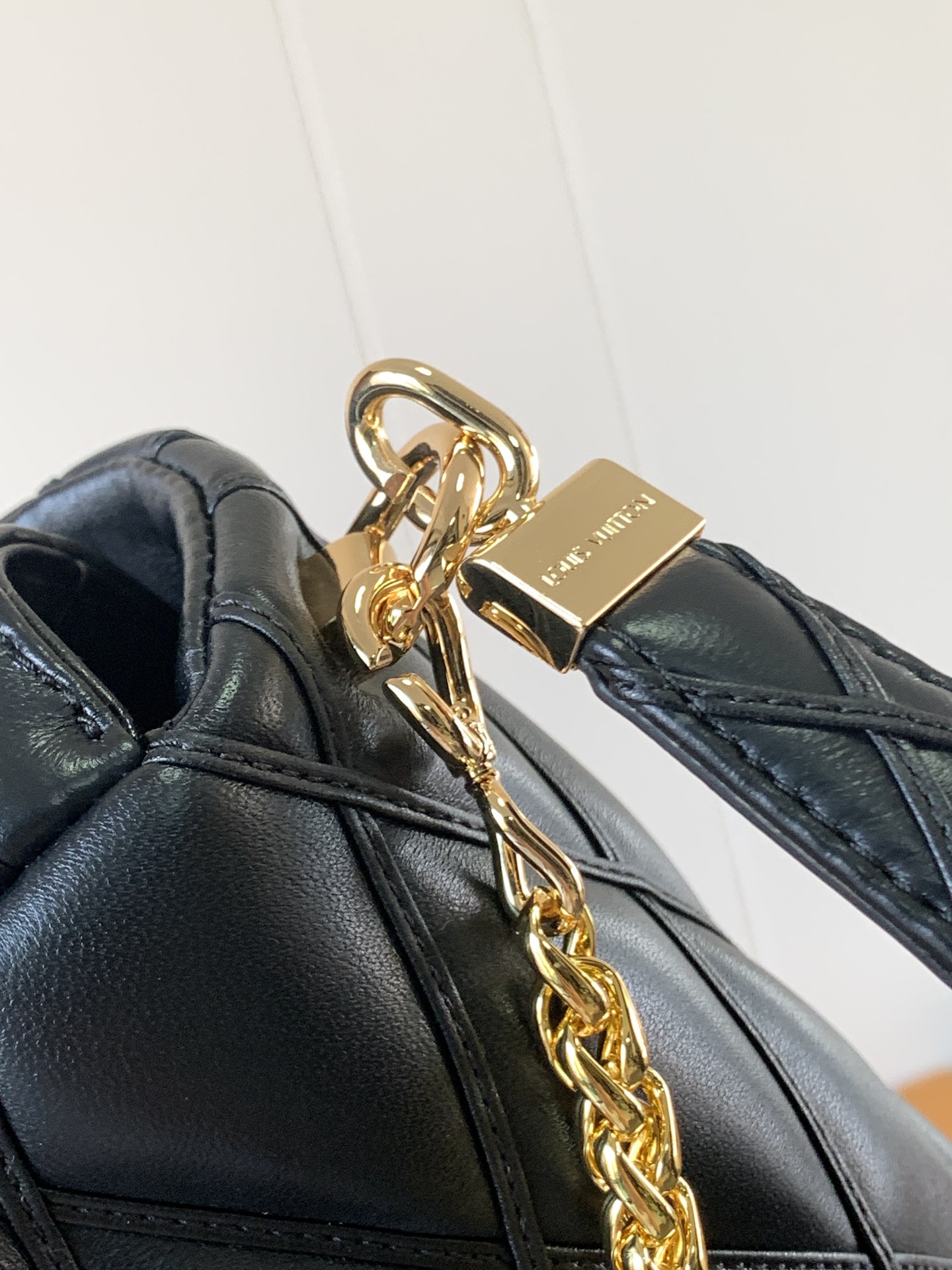 Variable Code Chip LV  M22891 Black GO-14 medium handbag sheep leather. Twist the lock. Hand/shoulder/back/crossbody