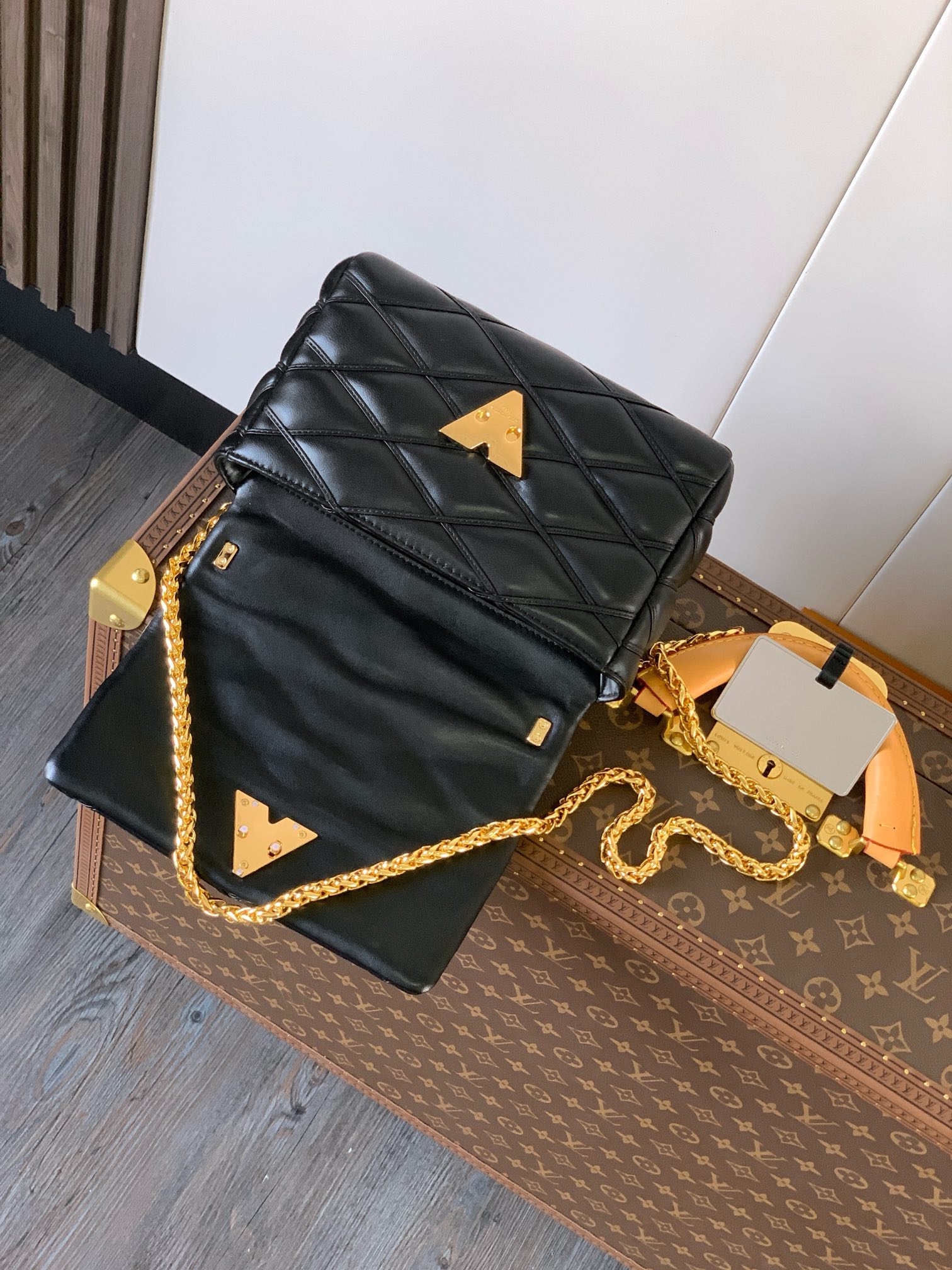 Variable Code Chip LV  M22891 Black GO-14 medium handbag sheep leather. Twist the lock. Hand/shoulder/back/crossbody