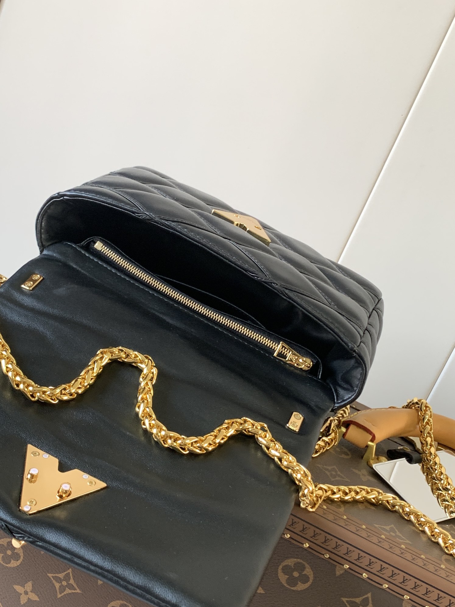 Variable Code Chip LV  M22891 Black GO-14 medium handbag sheep leather. Twist the lock. Hand/shoulder/back/crossbody