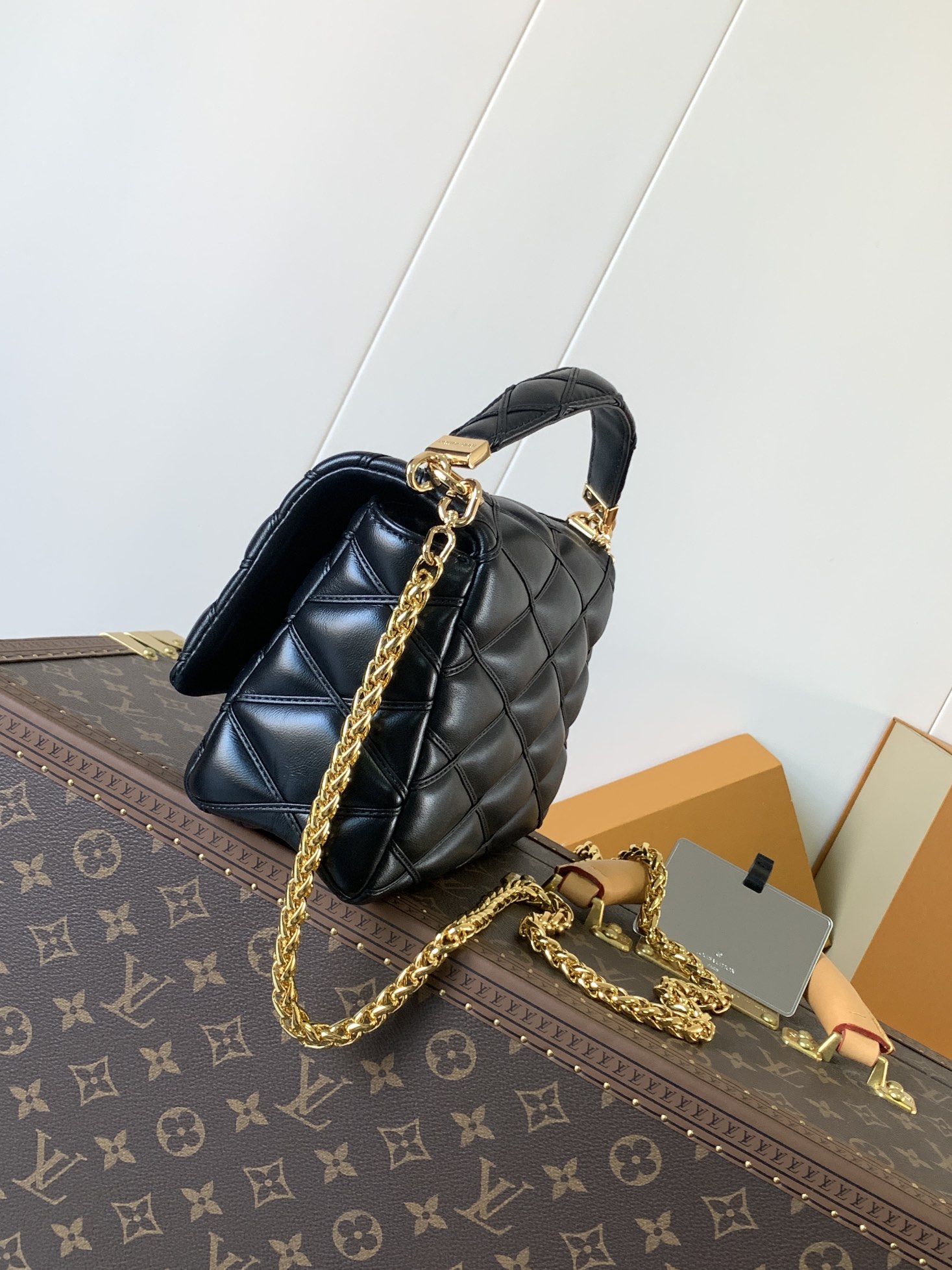 Variable Code Chip LV  M22891 Black GO-14 medium handbag sheep leather. Twist the lock. Hand/shoulder/back/crossbody