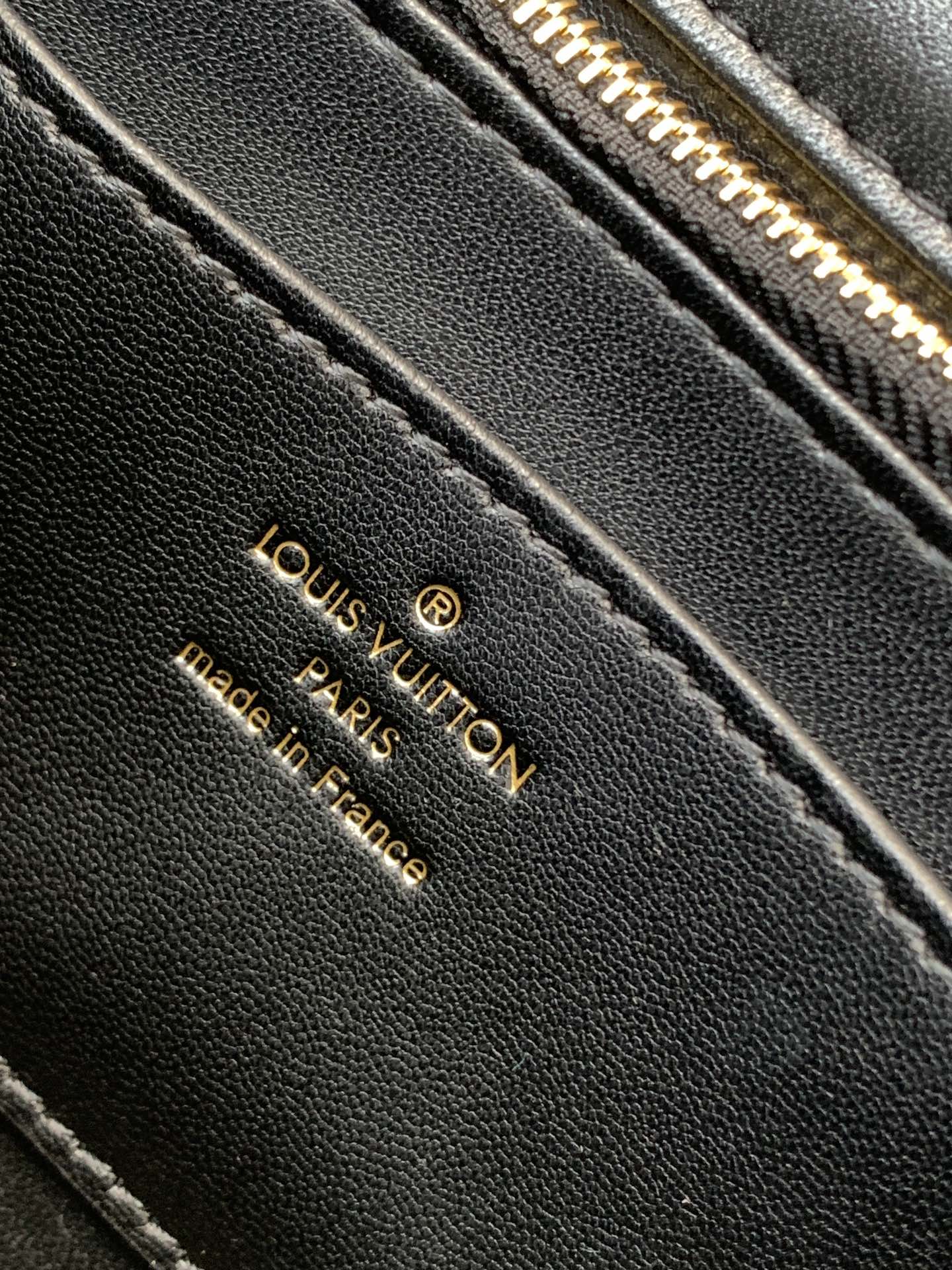Variable Code Chip LV  M22891 Black GO-14 medium handbag sheep leather. Twist the lock. Hand/shoulder/back/crossbody