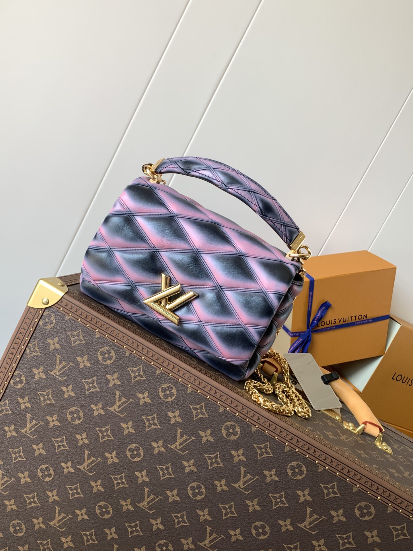 Variable Code Chip LV M22892 Black gradient GO-14 medium handbag sheep leather. Twist the lock. Hand/shoulder/back/crossbody