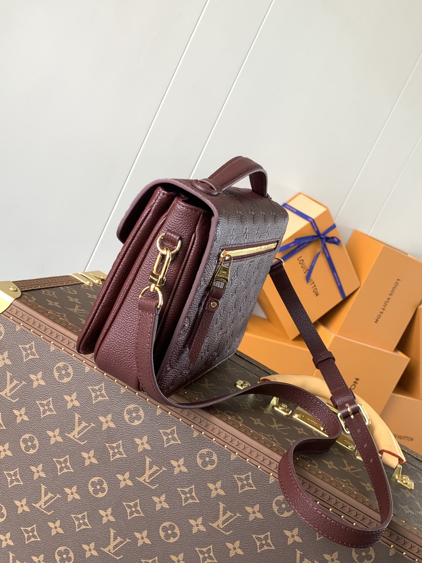 Variable Code Chip LV M46613 Bordeaux POCHETTE METIS handbag. Pochette Metis handbag. Monogram Empreinte leather