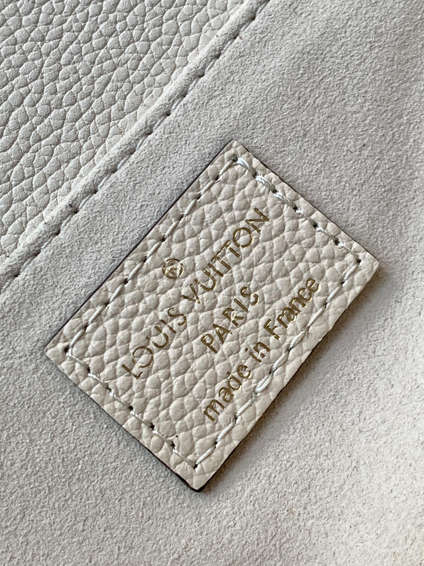 Variable Code Chip LV M22942 m WhitePochette Metis East West Handbag Monogram Empreinte embossed leather. S-lock lock short chai