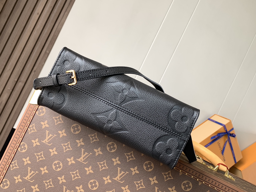 Variable Code Chip LV M45653 blackOnTheGo Tote package. Monogram pattern cowhide. Mommy bag small bb size, long handle