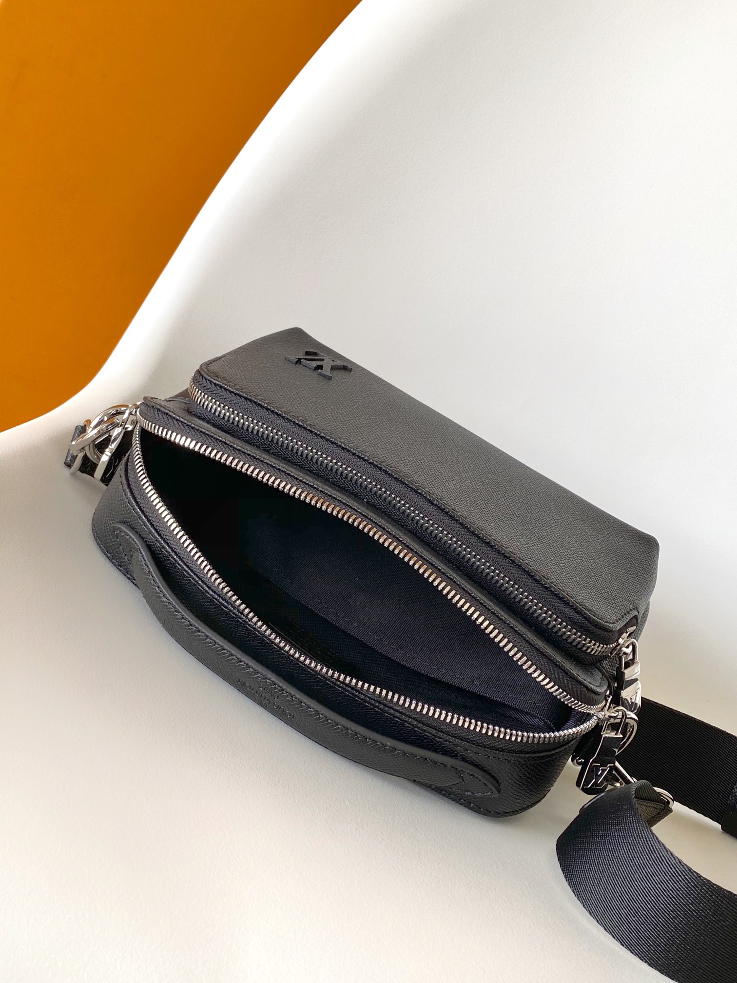 M11657 Ta?ga Leather Avenue Messenger Bag by Louis Vuitton LV