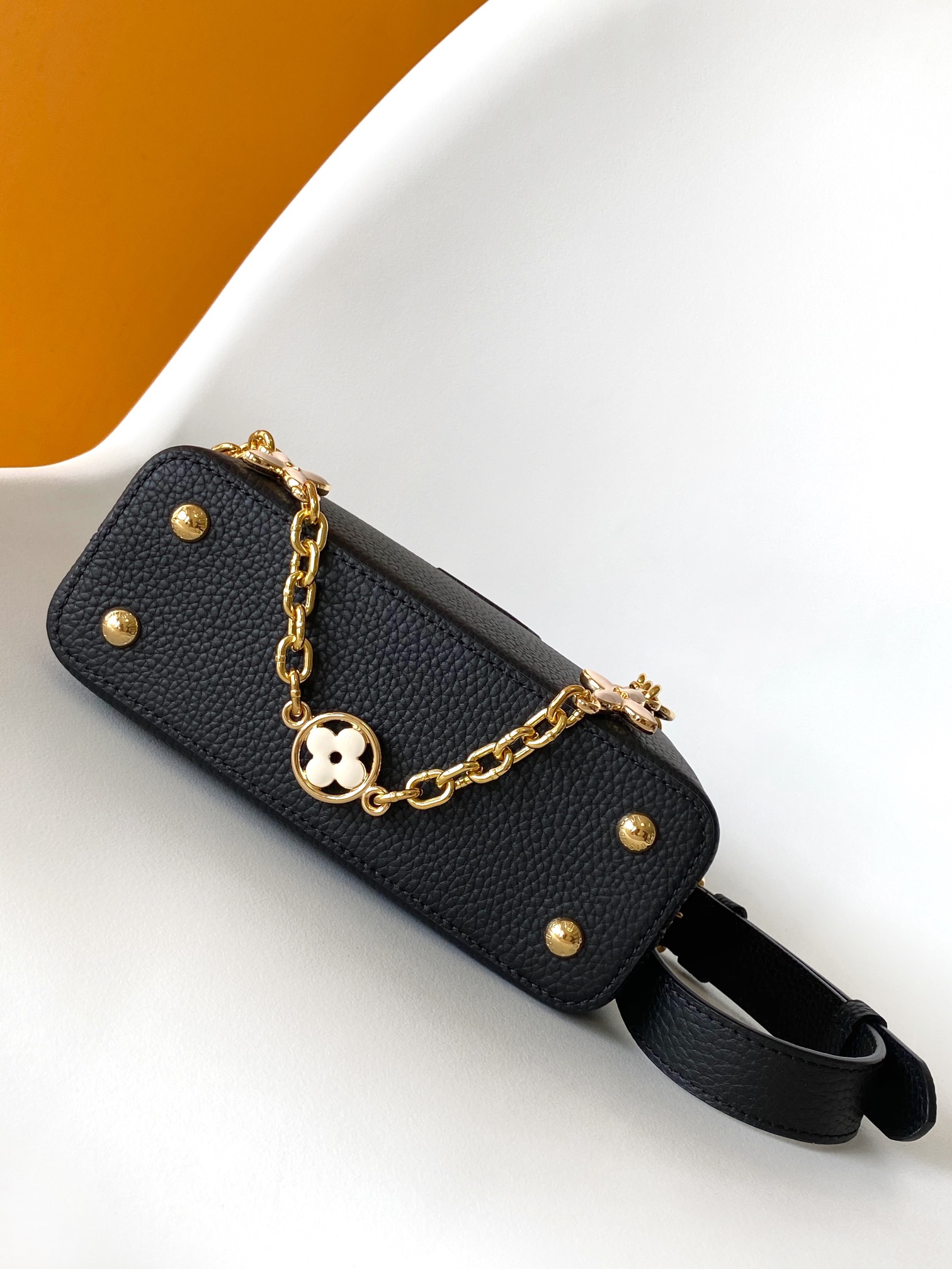M25386 Capucines Medium Handbag by Louis Vuitton LV - Black Dynamic Code