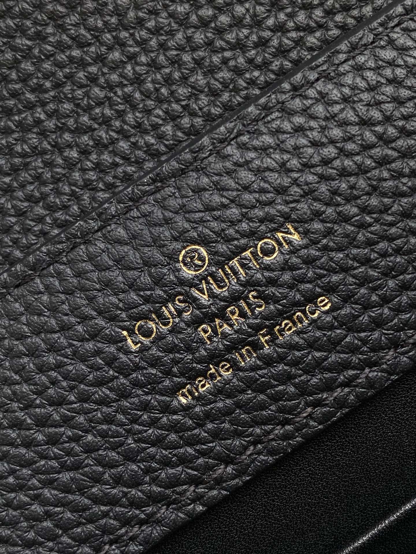  Louis Vuitton LV M24664 Capucines East West Mini Handbag in Black