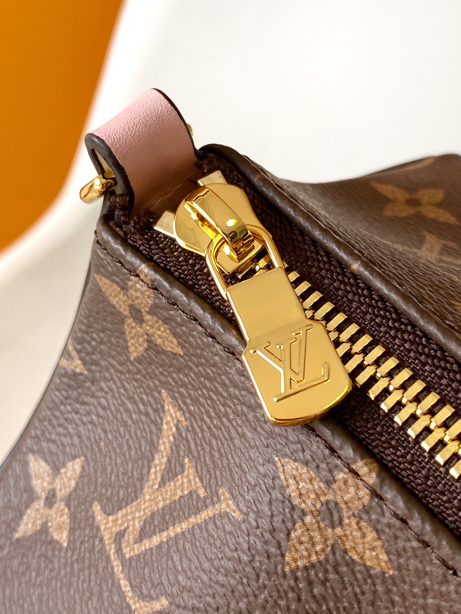Louis Vuitton LV M11303 Bloom Pouch Handbag in Pink