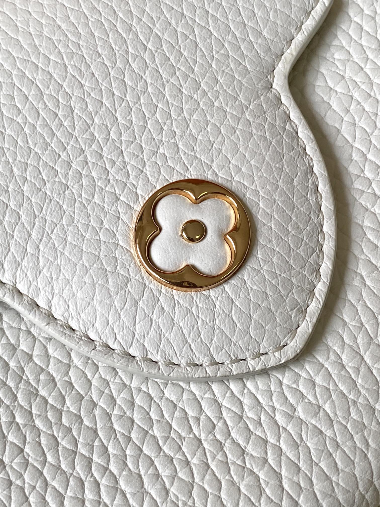 Louis Vuitton LV Capucines Mini Handbag - M23944 Cream (Small)