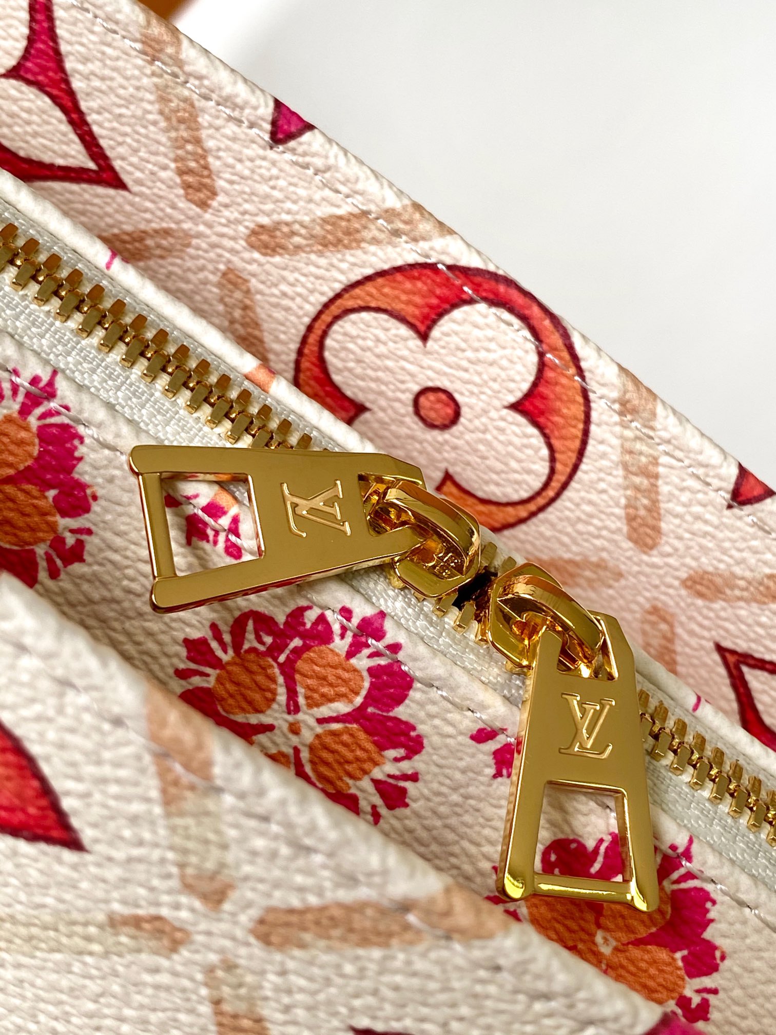 Louis Vuitton LV OnTheGo East West Handbag - LV By The Pool Collection - M25318